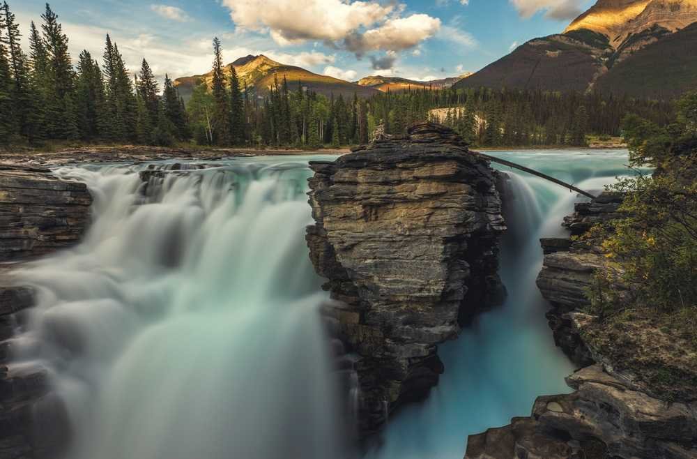 Waterfalls in Alberta: Athabasca falls